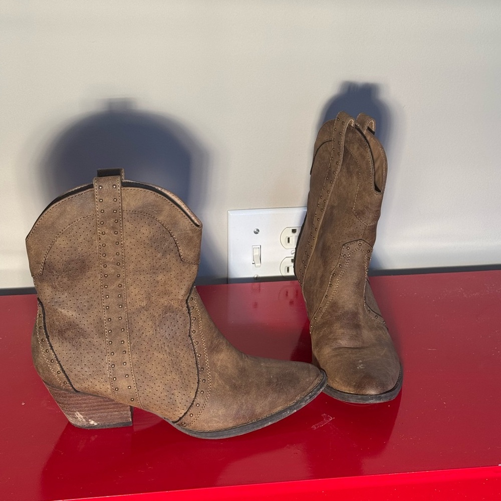 Chic Brown Heeled Boots